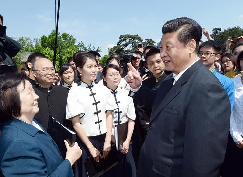 習(xí)近平在北京大學(xué)觀看北大師生紀(jì)念五四運(yùn)動95周年青春詩會時同朗誦者親切交談。