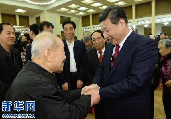 習(xí)近平同首都各界人士親切交談，祝賀新春。