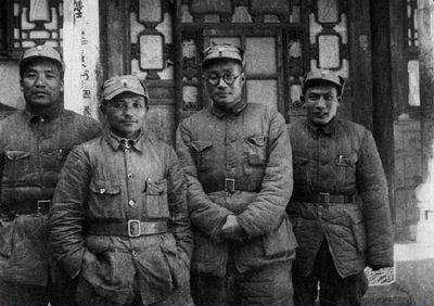 129師領導在河北涉縣留影。左起：李達、鄧小平、劉伯承、蔡樹藩。