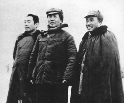朱德和毛澤東、周恩來在延安機場