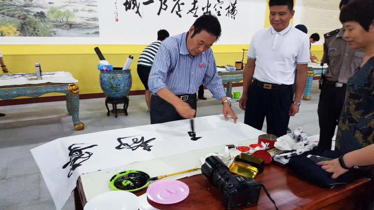 馮雪林在浙江橫店影視城現場創作寧靜致遠行書書法作品
